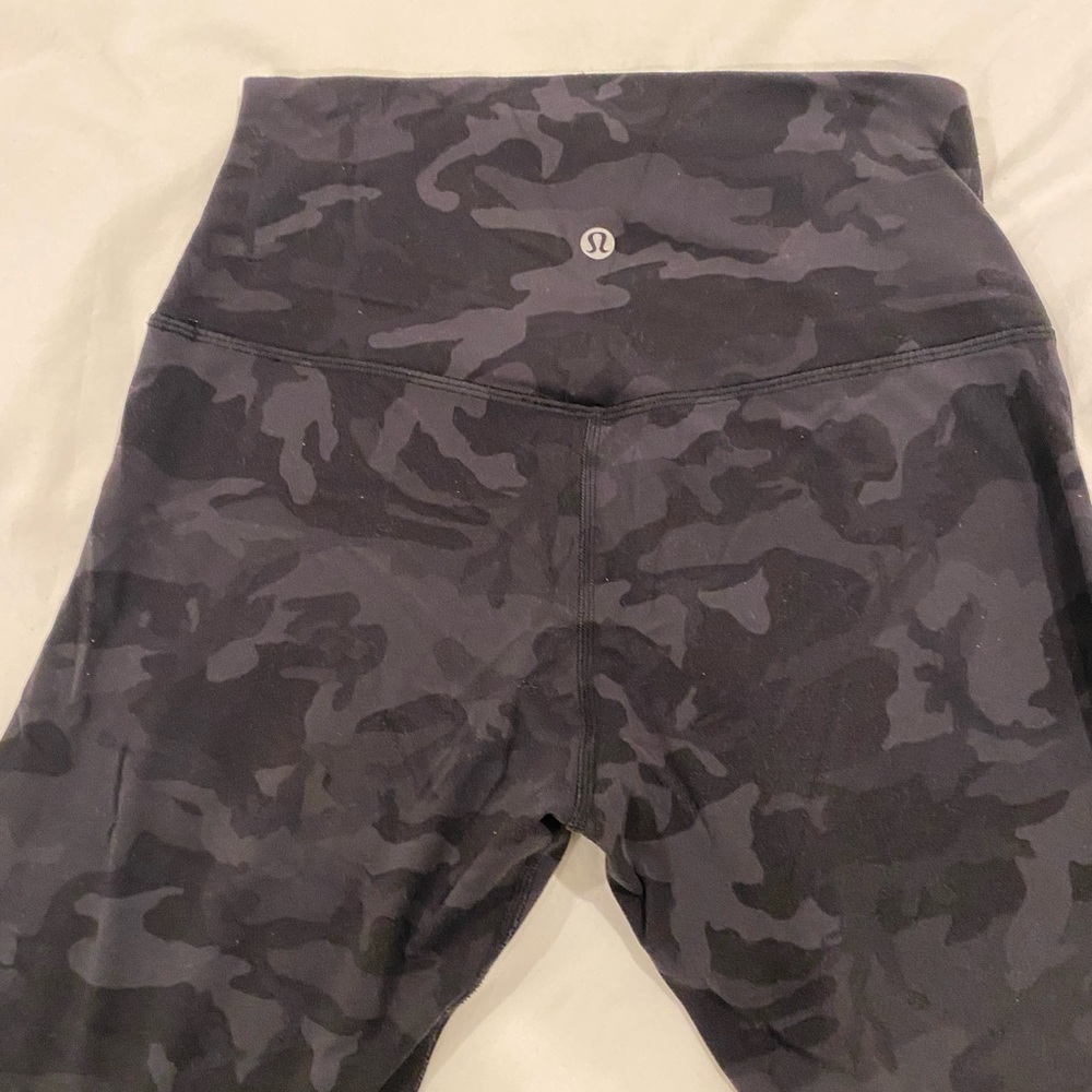 Camo Lulu lemon legging. Align size 6